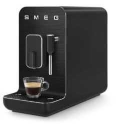 Smeg BCC02FBMEU - Cafetera Espresso Superautomática Años 50's Negro -Electrodomésticos Outlet Tienda BCC02FBMEU 11 600px