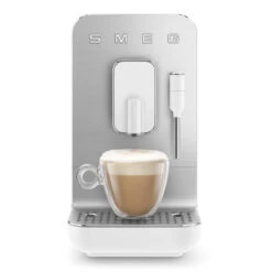 Smeg BCC02WHMEU - Cafetera Súper Automática Con Vapor 19 Bar Blanca -Electrodomésticos Outlet Tienda smeg bcc02whmeu cafetera super automatica con vapor 19 bar blanca 0047027 600px