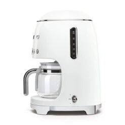 Smeg DCF02WHEU - Cafetera De Goteo 50 Style En Color Blanco Para 1,4 Litros -Electrodomésticos Outlet Tienda smeg dcf02wheu cafetera de goteo 50 style en color blanco para 1 4 litros 0026647 600px