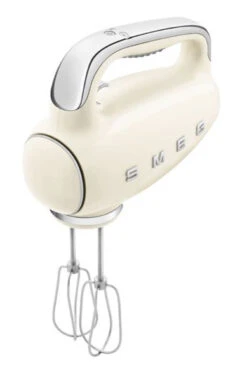 Smeg HMF01CREU - Amasadora De Varillas 50 Style Crema 9 Velocidades -Electrodomésticos Outlet Tienda smeg hmf01creu amasadora de varillas 50 style crema 9 velocidades 0058652 600px