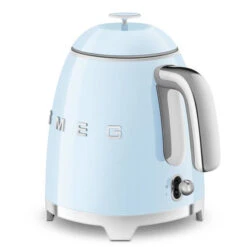 Smeg KLF05PBEU - Mini Hervidor Azul Estilo Años 50 0.8 Litros -Electrodomésticos Outlet Tienda smeg klf05pbeu mini hervidor azul estilo anos 50 0 8 litros 0057870 600px