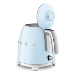 Smeg KLF05PBEU - Mini Hervidor Azul Estilo Años 50 0.8 Litros -Electrodomésticos Outlet Tienda smeg klf05pbeu mini hervidor azul estilo anos 50 0 8 litros 0057874 600px